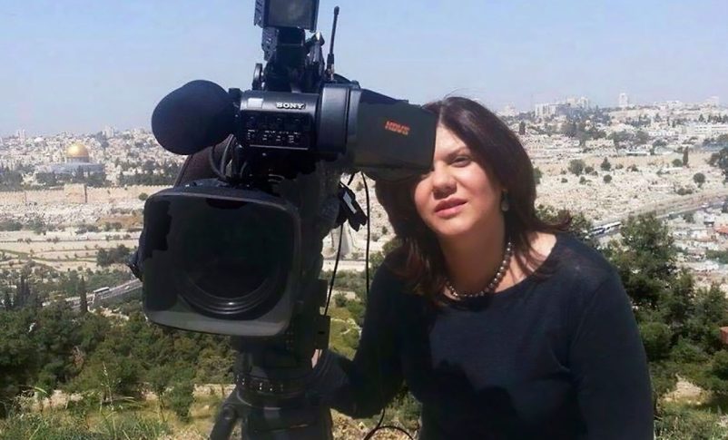 Radio Jai - En esta foto sin fecha facilitada por Al Jazeera Media Network, Shireen Abu Akleh, periodista de la cadena Al Jazeera, junto a una cámara de televisión con la Ciudad Vieja de Jerusalén de fondo. (Al Jazeera Media Network vía AP)