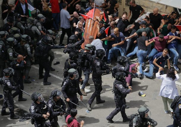 La policía israelí confronta a los dolientes mientras transportan el ataúd de la periodista de Al Jazeera asesinada Shireen Abu Akleh, casi derribándolo, durante su funeral en Jerusalén, el 13 de mayo de 2022. (Foto AP/Maya Levin)