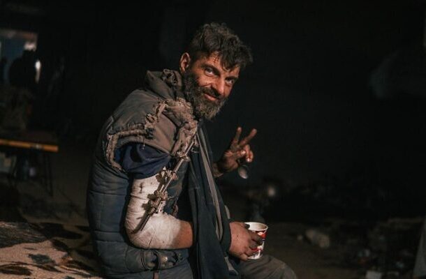 Un soldado ucraniano herido que defiende la planta sitiada de Azovstal muestra una señal de victoria, 11 de mayo de 2022