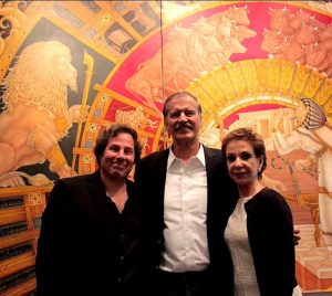 Mauricio Avayu con el ex presidente de México, Vicente Fox y su esposa.