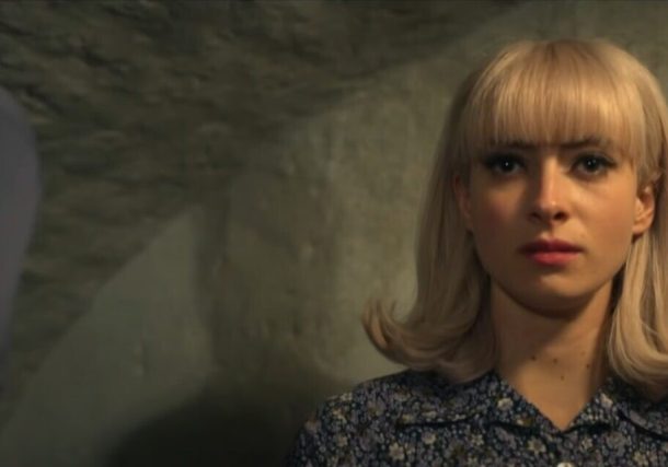 Vivien Epstein en una escena de 'Ridley Road', una serie de cuatro partes que hace su debut en Estados Unidos el 1 de mayo en 'Masterpiece' de PBS. (captura de pantalla de vídeo)