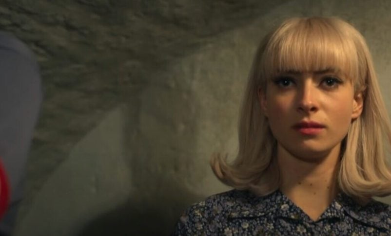 Vivien Epstein en una escena de 'Ridley Road', una serie de cuatro partes que hace su debut en Estados Unidos el 1 de mayo en 'Masterpiece' de PBS. (captura de pantalla de vídeo)