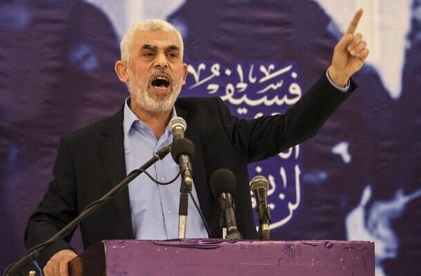 Yahya Sinwar, gobernador de Gaza de Hamas, habla durante una reunión en la ciudad de Gaza, el 30 de abril de 2022. (Mahmud Hamas/AFP)