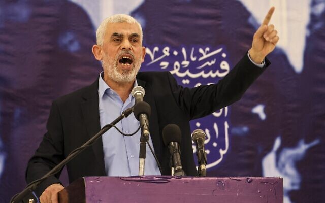 Yahya Sinwar, gobernador de Gaza de Hamas, habla durante una reunión en la ciudad de Gaza, el 30 de abril de 2022. (Mahmud Hamas/AFP)