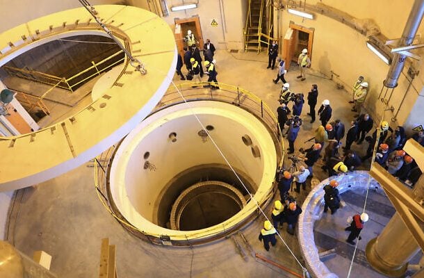 Los técnicos trabajan en el reactor de agua pesada iraní Arak, a 150 millas al suroeste de la capital, Teherán, el 23 de diciembre de 2019. (Organización de Energía Atómica de Irán vía AP)