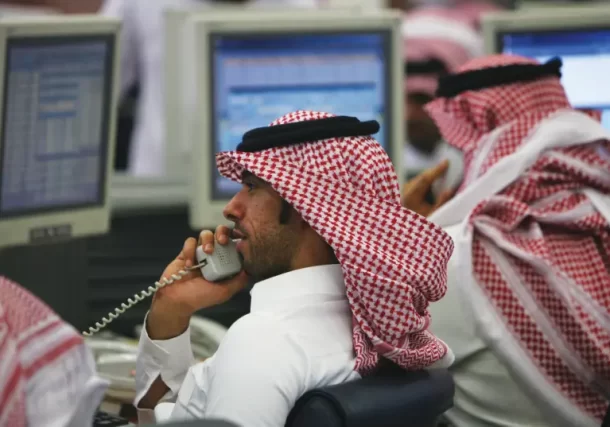 COMERCIANTES EN el trabajo en el Saudi Investment Bank en Riyadh.  (Crédito de la foto: REUTERS/FAHAD SOMBRA)