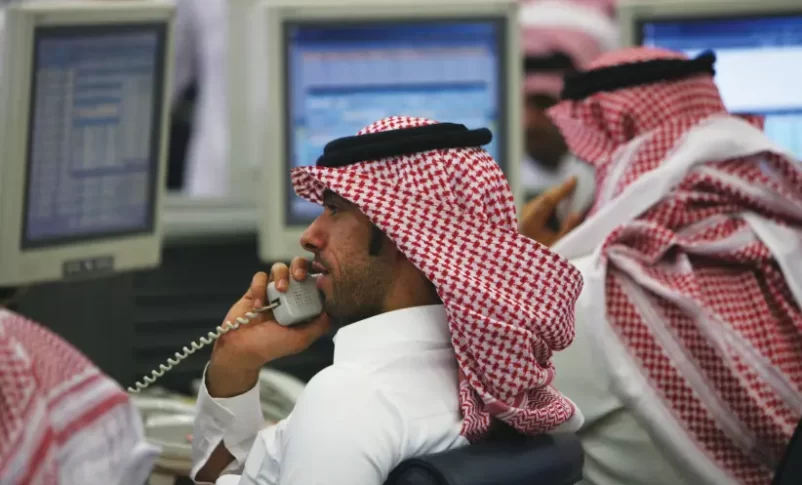 COMERCIANTES EN el trabajo en el Saudi Investment Bank en Riyadh. (Crédito de la foto: REUTERS/FAHAD SOMBRA)