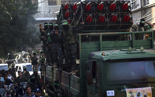 Miembros enmascarados de Hamas desfilan con cohetes Qassam por las calles de Khan Younis, en el sur de la Franja de Gaza, el 27 de mayo de 2021. (AP/Yousef Masoud)