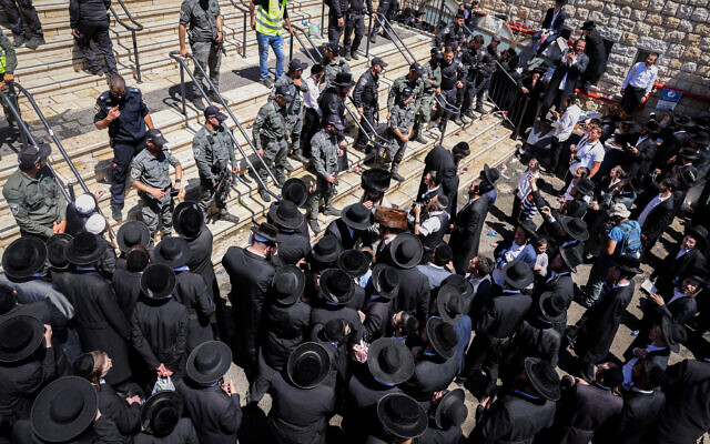 Peregrinos chocan con la policía durante las celebraciones de Lag B'Omer, en Meron, el 19 de mayo de 2022. (David Cohen/Flash90)
