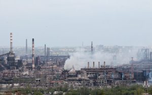 Humo sale del Combinado Metalúrgico Azovstal en Mariupol, en territorio bajo el gobierno de la República Popular de Donetsk, al este de Mariupol, Ucrania, el jueves 5 de mayo de 2022. (Foto AP)