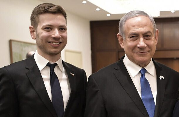 El primer ministro Benjamin Netanyahu y su hijo Yair en Tel Aviv, el 23 de enero de 2020. (Aleksey Nikolskyi/Sputnik Kremlin Pool Photo via AP)