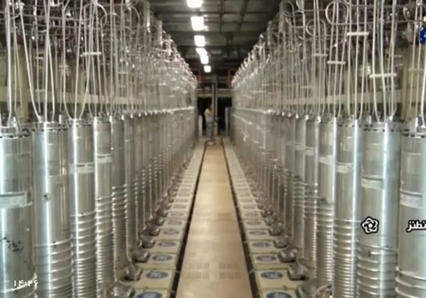 Varias máquinas centrífugas se alinean en una sala de la instalación de enriquecimiento de uranio de Natanz, el 17 de abril de 2021. (captura de pantalla, Islamic Republic Iran Broadcasting - IRIB, vía AP)