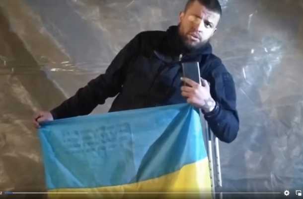 El soldado ucraniano judío Vitaliy “Benya” Barabash pide a Israel y al primer ministro Naftali Bennett que rescaten a la guarnición que defiende la planta siderúrgica Azovstal de Mairupol de las fuerzas rusas, 11 de mayo de 2022 (captura de pantalla)