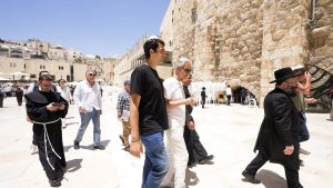 Radio Jai -Andrea Bocelli visitó el Muro de los Lamentos