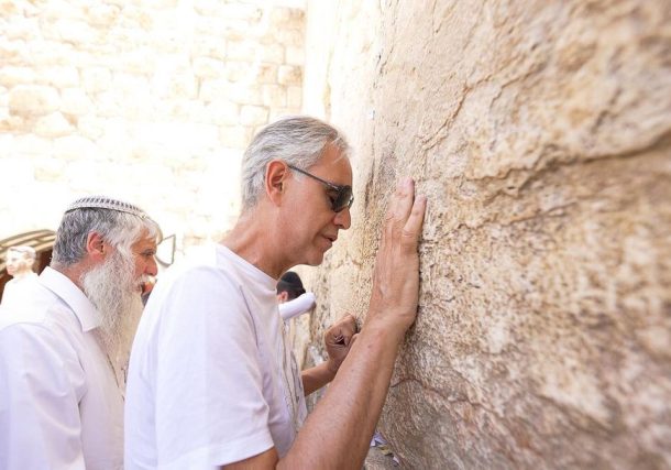 Radio Jai -Andrea Bocelli visitó el Muro de los Lamentos