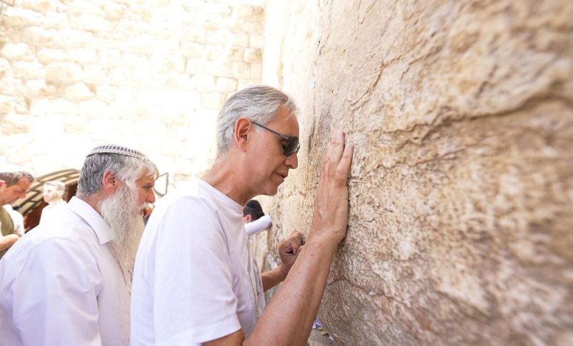Radio Jai -Andrea Bocelli visitó el Muro de los Lamentos