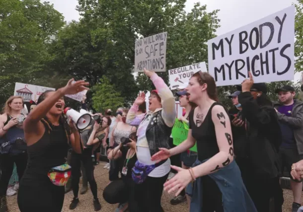 Radio Jai -Activistas por el DERECHO AL ABORTO participan en una manifestación en Washington, a principios de este mes. La halajá no ve el aborto como una elección que uno hace, sino más bien como una prohibición seria que puede ser anulada en ciertas situaciones de crisis, escribe el autor.