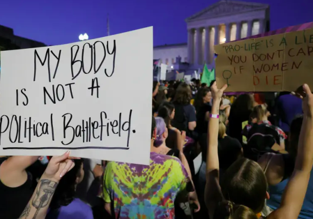 Radio Jai -Los manifestantes por el derecho al aborto protestan frente a la Corte Suprema de los Estados Unidos mientras la corte falla en el caso de aborto Dobbs v Women's Health Organization, anulando la histórica decisión de aborto Roe v Wade