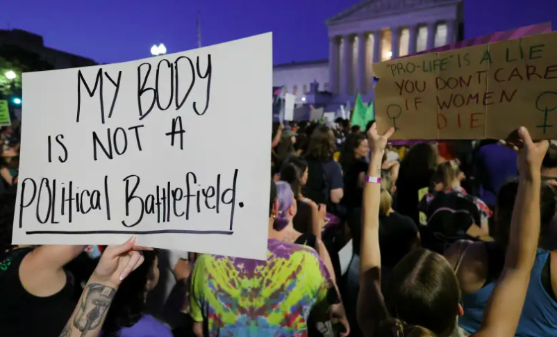 Radio Jai -Los manifestantes por el derecho al aborto protestan frente a la Corte Suprema de los Estados Unidos mientras la corte falla en el caso de aborto Dobbs v Women's Health Organization, anulando la histórica decisión de aborto Roe v Wade