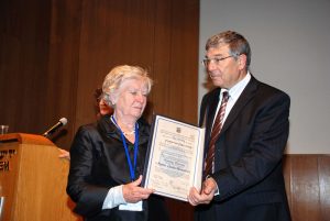 Radio Jai-Avner Shalev, presidente de Yad Vashem, otorga a Andree Geulen la ciudadanía honoraria del estado de Israel, 2007