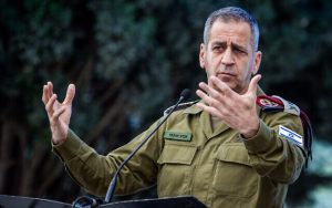 Radio Jai-El Jefe de Estado Mayor de las FDI, el Teniente General Aviv Kohavi, asiste a un Aharai! Ceremonia del programa previo al ejército, en el Monte Herzl en Jerusalén el 17 de junio de 2022. (Flash90)