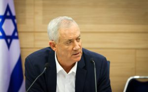 Radio Jai -El ministro de Defensa, Benny Gantz, habla en el Comité de Asuntos Exteriores y de Defensa de la Knesset, 20 de junio de 2022. (Noam Moskowitz/ oficina del portavoz de la Knesset)