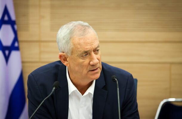 Radio Jai -El ministro de Defensa, Benny Gantz, habla en el Comité de Asuntos Exteriores y de Defensa de la Knesset, 20 de junio de 2022. (Noam Moskowitz/ oficina del portavoz de la Knesset)
