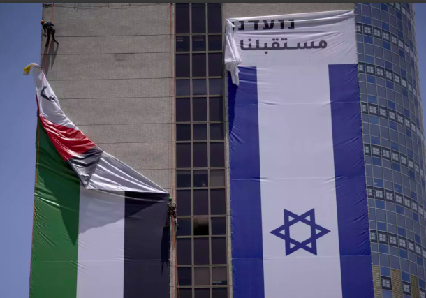 Las autoridades israelíes retiran una bandera palestina de un edificio tras haber sido colocada por un grupo de defensa que promueve la coexistencia entre palestinos e israelíes, en Ramat Gan, el 1 de junio de 2022.