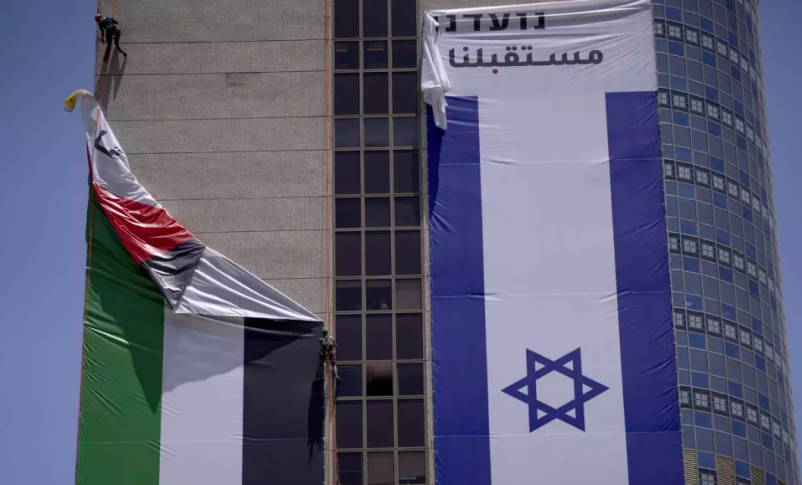 Las autoridades israelíes retiran una bandera palestina de un edificio tras haber sido colocada por un grupo de defensa que promueve la coexistencia entre palestinos e israelíes, en Ramat Gan, el 1 de junio de 2022.