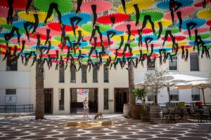 radio jai -Sombrillas de colores y “pies que bailan” que cuelgan en la exterior del Centro Suzanne Dellal en el barrio Neve Tzedek. Foto: Miriam Alster/FLASH90