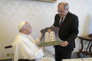 Radio Jai -El presidente de Yad Vashem, Dani Dayan entregando un obsequio de una réplica de decoración de un Arca de la Torá de una sinagoga de Cernăuți, Rumanía, a Su Santidad el Papa Francisco.