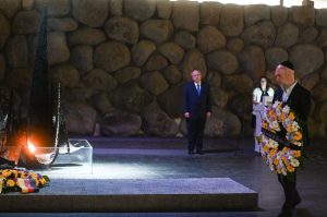 Radio Jai - El Jefe de Gobierno de la Ciudad de Buenos Aires rindió homenaje a las víctimas del Holocausto en el museo Yad Vashen