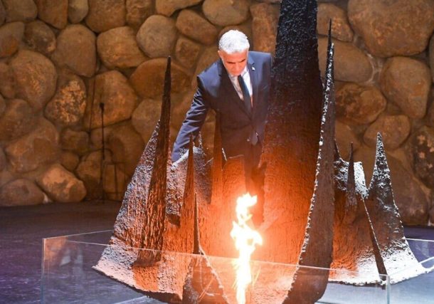Radio Jai -El primer ministro entrante, Yair Lapid, visita el Monumento al Holocausto Yad Vashem en Jerusalén