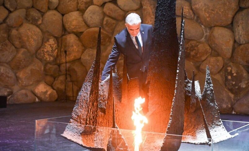Radio Jai -El primer ministro entrante, Yair Lapid, visita el Monumento al Holocausto Yad Vashem en Jerusalén