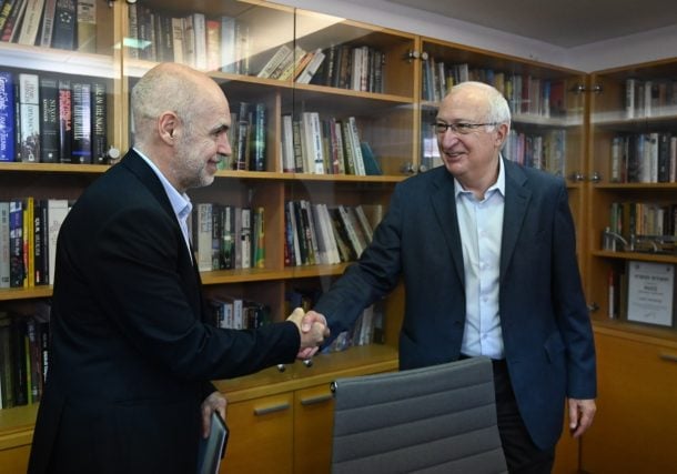 Radio Jai -Este domingo el Jefe de Gobierno porteño inició una gira por Israel. En la foto, con Manuel Trajtenberg, ex jefe del Consejo Económico Nacional de Israel
