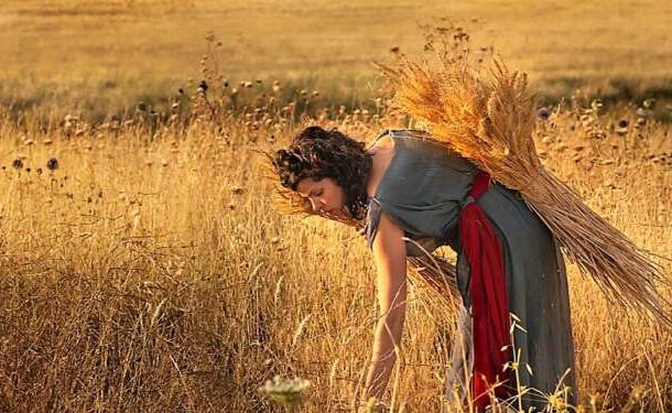 Una recreación moderna de la figura bíblica de Ruth (Foto: Dikla Laor)