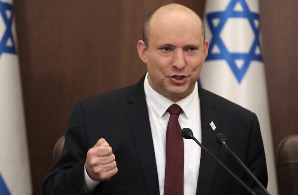 El primer ministro Naftali Bennett preside una reunión de gabinete en la oficina del primer ministro en Jerusalén, el 19 de junio de 2022. (Abir Sultan/Pool Photo vía AP)