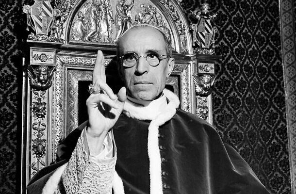 Radio Jai - El Papa Pío XII, con el anillo de San Pedro, levanta la mano derecha en una bendición papal en el Vaticano, en septiembre de 1945. (Foto AP)