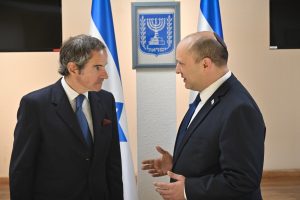 Radio Jai - El primer ministro Naftali Bennett (R) se reúne con Rafael Grossi, director general del Organismo Internacional de Energía Atómica, el 3 de junio de 2022. (Kobi Gideon/GPO)