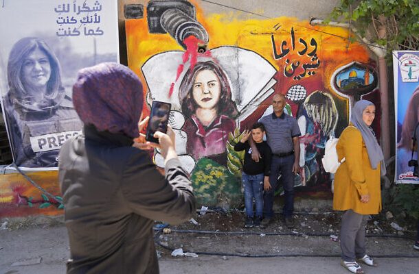 Radio Jai -Archivo: Palestinos visitan el sitio donde la veterana reportera palestina-estadounidense Shireen Abu Akleh fue asesinada a tiros, en la ciudad cisjordana de Jenin, el 18 de mayo de 2022. (Foto AP/Majdi Mohammed, archivo)