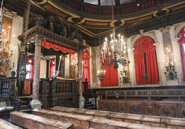 Los interiores de la Sinagoga Schola Española en Venecia, en el norte de Italia, se ven en esta fotografía tomada el miércoles 1 de junio de 2022. La Schola Española, fundada alrededor de 1580, pero reconstruida en la primera mitad del siglo XVII, es la más grande de las sinagogas venecianas. El gueto judío de Venecia se considera el primero de Europa y uno de los primeros del mundo, y se está realizando un nuevo esfuerzo para preservar sus sinagogas del siglo XVI para los judíos que se han quedado y los turistas que pasan por allí. (Foto AP/Chris Warde-Jones)