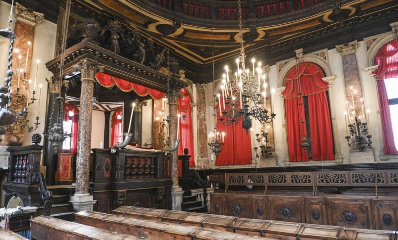 Los interiores de la Sinagoga Schola Española en Venecia, en el norte de Italia, se ven en esta fotografía tomada el miércoles 1 de junio de 2022. La Schola Española, fundada alrededor de 1580, pero reconstruida en la primera mitad del siglo XVII, es la más grande de las sinagogas venecianas. El gueto judío de Venecia se considera el primero de Europa y uno de los primeros del mundo, y se está realizando un nuevo esfuerzo para preservar sus sinagogas del siglo XVI para los judíos que se han quedado y los turistas que pasan por allí. (Foto AP/Chris Warde-Jones)