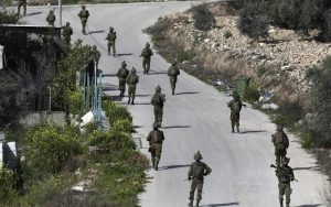 Radio Jai -Soldados israelíes patrullan el 30 de marzo de 2022 una aldea al sur de Jenin en Cisjordania. (AFP)