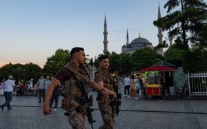 Agentes de la policía antidisturbios turcos caminan frente a la Mezquita Azul en Estambul el 14 de junio de 2022. (Yasin Akgul/AFP)