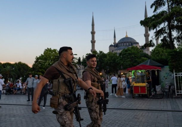 Agentes de la policía antidisturbios turcos caminan frente a la Mezquita Azul en Estambul el 14 de junio de 2022. (Yasin Akgul/AFP)