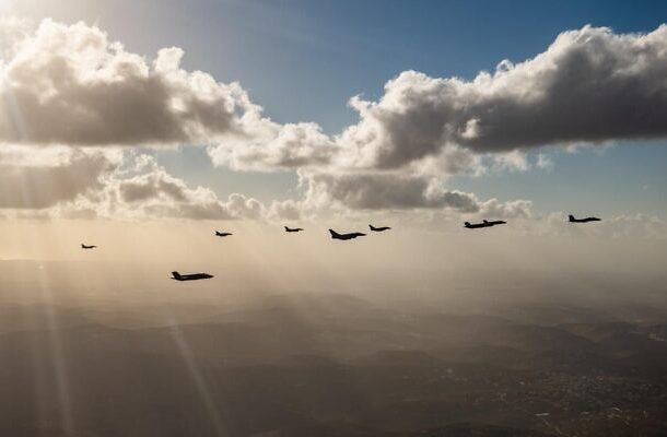 Radio Jai -Aviones de combate israelíes y extranjeros vuelan en formación durante el ejercicio Bandera Azul de la Fuerza Aérea de Israel en octubre de 2021. (Fuerzas de Defensa de Israel)
