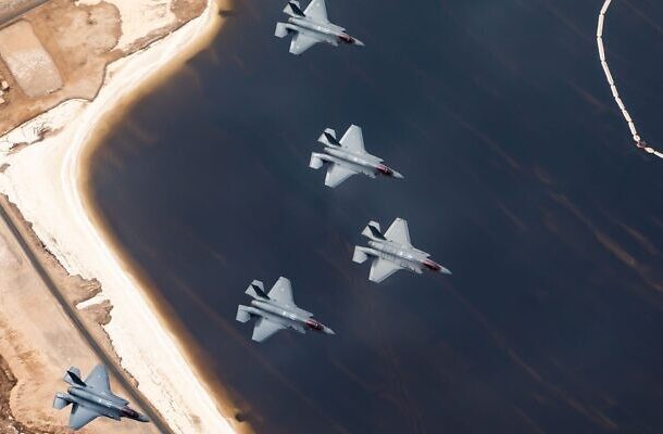 Aviones de combate israelíes F-35 vuelan en formación durante el ejercicio militar Bandera Azul en octubre de 2021. (Fuerzas de Defensa de Israel)