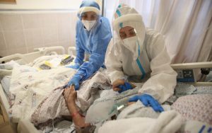 Familiares visitando a un familiar en la sala de coronavirus del Centro Médico Ziv en la ciudad norteña de Safed el 15 de febrero de 2022. (David Cohen/Flash90)
