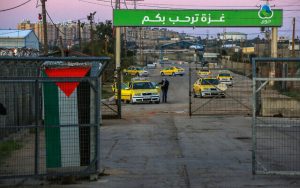Radio Jai - Se ve a trabajadores palestinos en el cruce de Erez en el norte de la Franja de Gaza, mientras esperan para ingresar a Israel para trabajar, el 13 de marzo de 2022. (Attia Muhammed/Flash90)