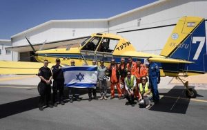 Radio Jai-Una delegación de bomberos israelí aterriza en Chipre, 23 de junio de 2022. (Policía de Israel)